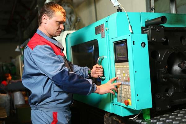 Operator at an injection molding machine