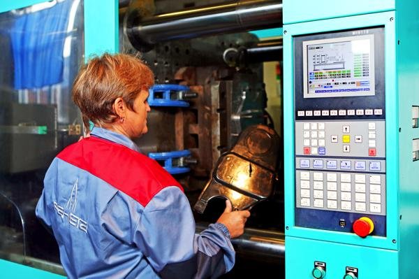 Operator at an injection molding machine