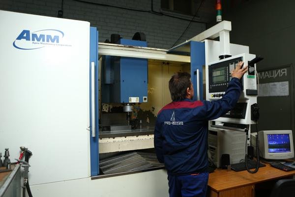 CNC milling machine operator